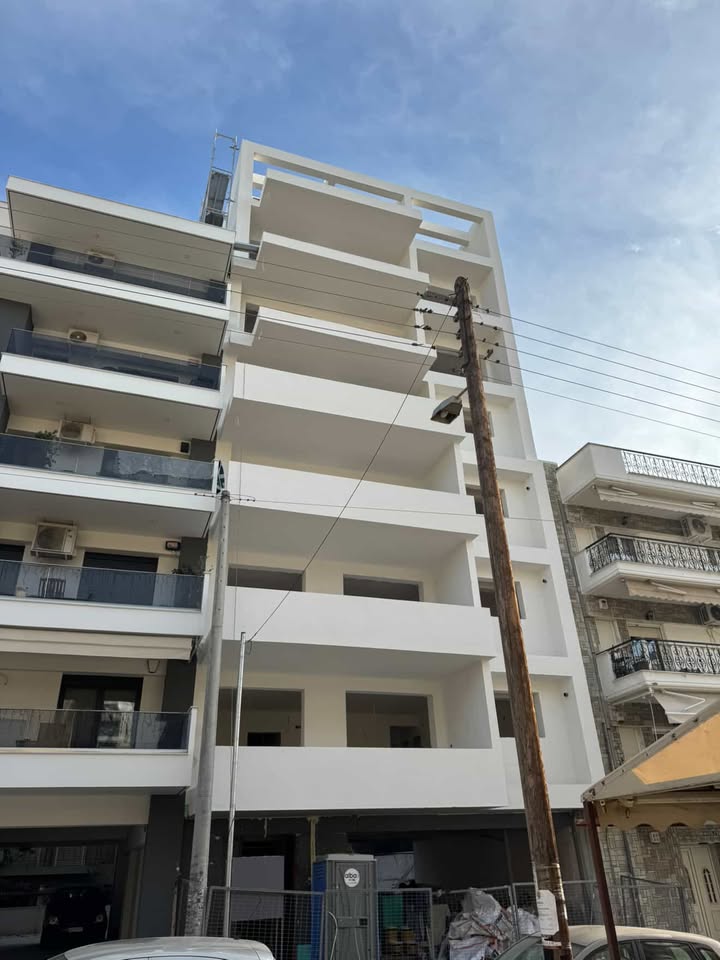 Πενταόροφη πολυκατοικία στην Ηλιούπολη μετά από ολική θερμοπρόσοψη και βαφή